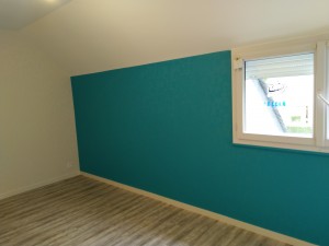 Photo de galerie - Réabilitation d'une chambre avec tapisserie à peindre . 
revêtement de sol pvc immitation parquet 