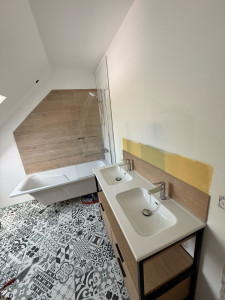 Photo de galerie - Installation et création salle de bain pose d’une baignoire et des équipements sanitaires 