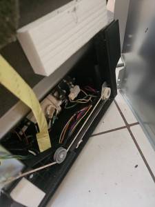 Photo de galerie - Réparation d’un lave-vaisselle. La poulie qui maintient le câble de descente pour la porte était cassée.