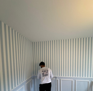 Photo de galerie - Chambre d’enfant élégante avec moulures décoratives, papier peint et peinture harmonieuse pour une ambiance douce et raffinée. ✨
