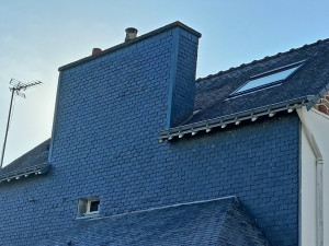 Photo de galerie - Couverture ardoise ; habillage de tetes de cheminee; pose de cache moineaux 
