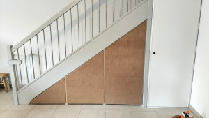 Photo de galerie - Fabrication meuble sous escalier, livré avec du medium a peindre. 1 Tiroir, 2 étagères
