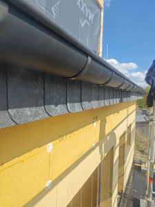 Photo de galerie - Ardoise naturelle +gouttières en zinc noir