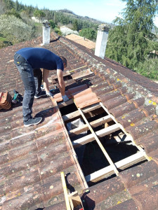 Photo de galerie - Dépose d'une conduite de cheminée + pose tuiles pour la condamnation de cheminée.