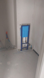 Photo de galerie - Installation d’un bâti-support pour les WC suspendus avec cloison en placo.