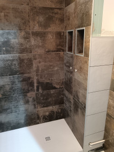 Photo de galerie - Création de douche avec niches intégrées 