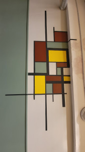 Photo de galerie - Ceci est un exercice que j'ai réalisé au sein de mon lycée.
J'ai du enduire sur de la toile de verre pour avoir un résultat plan(lisse), puis peindre le mur en 2 couleurs, et réaliser un motif.