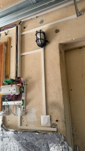 Photo de galerie - Réfection tableau électrique, remise au propre moulures électriques, interrupteur et luminaires 