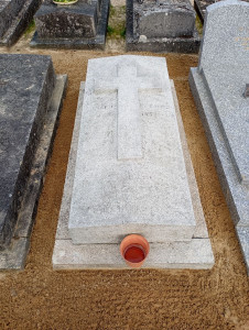 Photo de galerie - Nettoyage d'une pierre tombale