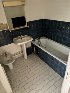 Photo de galerie - Rénovation SDB béton ciré avant 