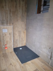 Photo de galerie - L'ancienne salle de bain a été joliment rénovée... les murs étaient sales.  Puis c'est devenu comme ça