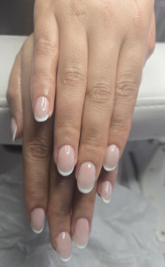 Photo de galerie - Pose d’extensions et manucure française.
