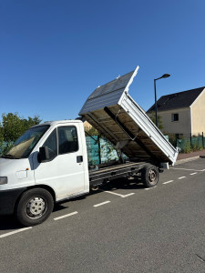Photo de galerie - Camion benne basculant disponible  Besoin d’un camion benne pour évacuer des gravats, de la terre, des déchets verts ou transporter des matériaux ?  Je mets à disposition un camion benne propre, fiable et bien entretenu,
