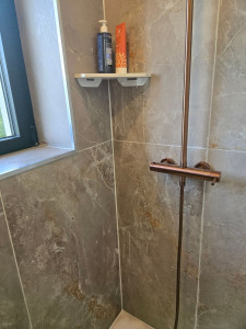 Photo de galerie - Pose de tablette en marbre sur faïence dans une douche 