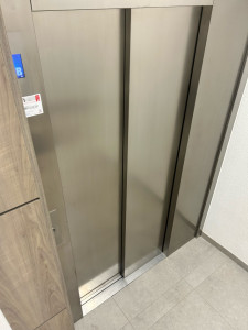 Photo de galerie - Nettoyage et entretien des ascenseurs pour un rendu propre et brillant.