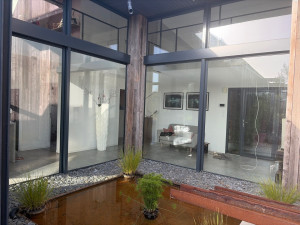 Photo de galerie - Un patio avec des grands baies vitrées 