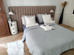 Photo de galerie - Préparation du lit du hôte dans un Airbnb