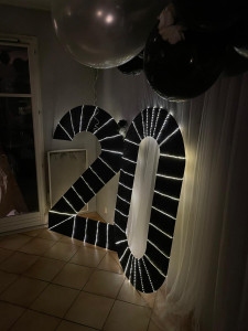 Photo de galerie - Décoratif pour anniversaire en bois avec LED 