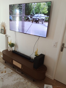Photo de galerie - Accrochage d'une tv au mur.