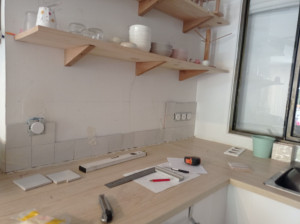 Photo de galerie - Pose cuisine, étagères et crédence 