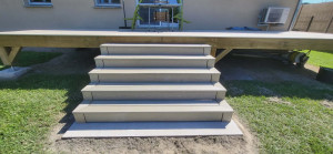Photo de galerie - Escalier terrasse lames composite, crémaillère bois autoclave.