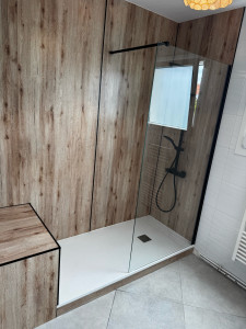 Photo de galerie - Réhabilitation d’une douche, en changeant le bac et en posant des panneaux mur