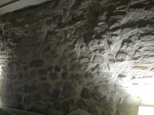Photo de galerie - Mur en pierre apparente a la chaux hydraulique 