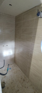 Photo de galerie - Carrelage sol et mur de salle de bain avec la plomberie 