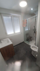 Photo de galerie - Rénovation complète de la salle de bain placo, plafond refait, électricité refait avec ajout de prise en vmc commander, instalation d'un sani-broyeur,pose de sol avec plinthe, meuble vasque, peinture, pose douche complète, finition.