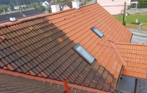 Photo de galerie - Nettoyage de toiture à basse pression avec produit rénovateur 