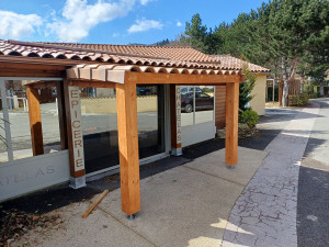 Photo de galerie - Création d'une avancer pour protéger la porte d'entrée des forte pluies 