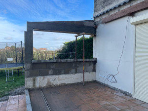Photo de galerie - Ouvrage de maçonnerie avec coffrage et coulage en béton du linteau et du poteau et pose appuis de fenêtre pour accueillir une baie vitré 