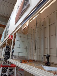 Photo de galerie - Installation des pares baignoires en modèle d'exposition 