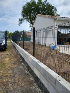 Photo de galerie - Pose cloture panneaux rigide 