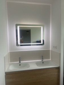 Photo de galerie - Installation meubles vasque + miroir et pose de faïences 