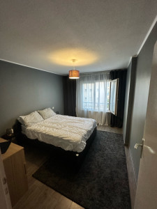 Photo de galerie - Chambre apres la pose des moulures et la peinture de finition 