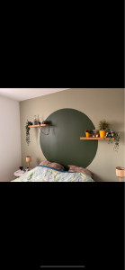 Photo de galerie - Forme circulaire sur un mur d’une chambre 
