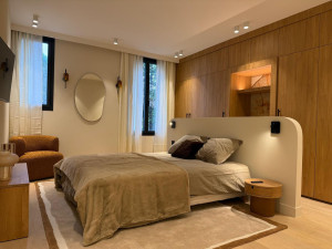 Photo de galerie - Mise en place liseuse tête de lit applique spot 
