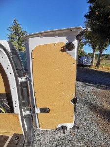 Photo de galerie - Fabrication est posé de panneau de protection en bois pour véhicule utilitaire