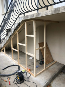 Photo de galerie - Fabrication rangement extérieur sous escalier 