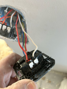 Photo de galerie - Montage des prises et des interrupteurs