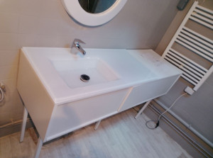 Photo de galerie - Installation meuble sous vasque avec vasque en verre. 