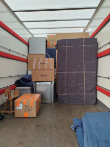 Photo de galerie - Déménagement pour Caen. Chargement et emballage des meubles dans le fourgon 20m3 