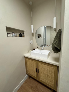 Photo de galerie - Réno complète salle de bain ,
mur et plan de travail en colle à carrelage , création niche dans mur avec panneaux Wedi. 
création de nouvelles évacuations et arrivées d'eau 