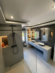 Photo de galerie - Salle de bain avec bac italien et  socle en carrelage pour les lavabos 
Avec corniches au plafond