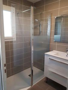Photo de galerie - Rénovation salle de bain complète, remplacement d'une baignoire avec un reveceur, ainsi Pose carrelage mur et sol et en fin Pose élément sanitaire 
10 jours pour la durée des travaux 
