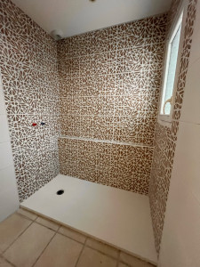 Photo de galerie - Salle de bain refaite chez un client avec nouvelle faïence 
