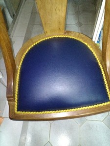 Photo de galerie - Remise à neuf d'une chaise, à partir de la seule ossature en bois.