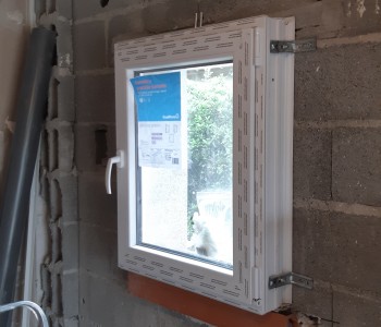 Photo de galerie - Pose d'un appui de fenêtre et d'une fenêtre en applique pour futur salle de bain. Réhabilitation d'un garage en salle de bain et bureau.