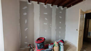 Photo de galerie - Réalisation d'une cloison de doublage placo  demi-stil